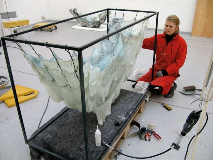 Pipaluk Lake betragter resultatet fra brændingen på Statens Værksteder for Kunst. (Foto: Jesper Palm)