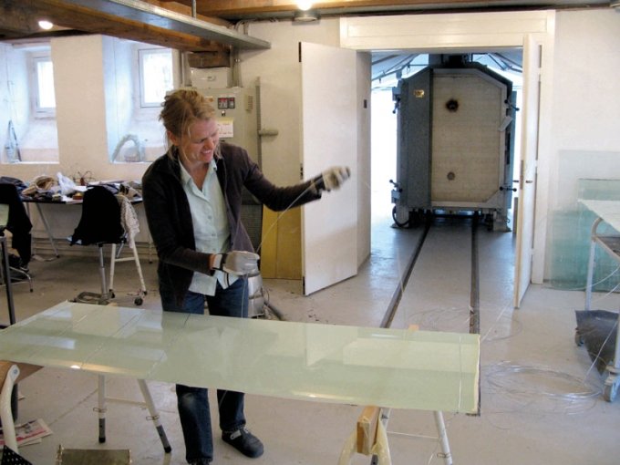 Pipaluk Lake forbereder metaltråden til <i>Framework</i> og i baggrunden er ovnen, hvor glasset får nye former. (Foto: Ida Wieth Knudsen)