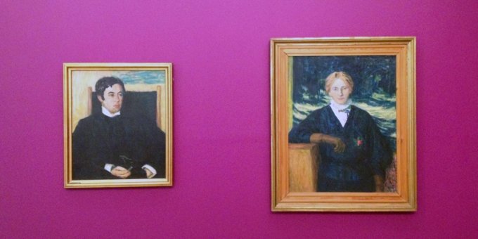 Værkerne bag titlen, der ikke er særlig moderne, men Harald Giersing holder en cigar og og den unge dame bær en blomst. Begge værker er malet i 1909 af Sigurd Swane. (Foto: Matthias Hvass Borello)