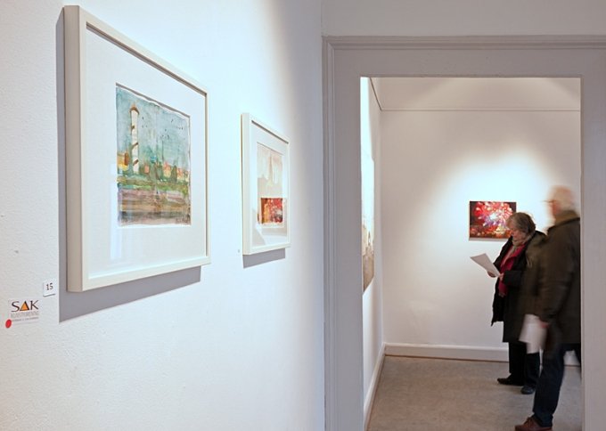 Anita Viola Nielsens billeder i forgrund ved fernisering på Cityscape. Foto: Jerry Jakobsfeld