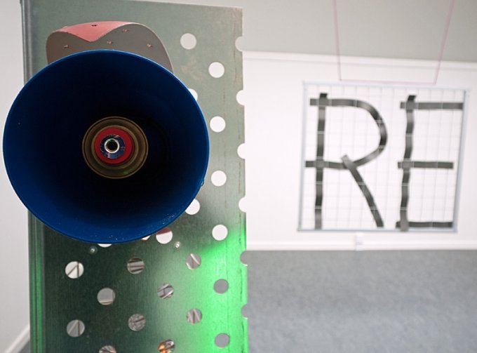 Miguel Vega Olivares: <i>Dual</i> (detail), blandede materialer. Foto: Jerry Jakobsfeld