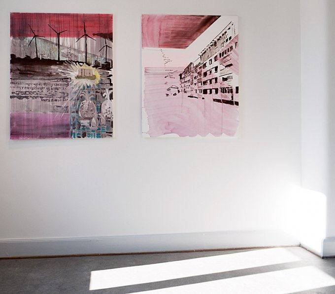 Orsolya Bagala: <i>City – vindmølle</i>, acryl på lærred, 80 x 100 cm og <i>City – Ishøj City</i>, acryl på lærred, 80 x 100. Foto: Jerry Jakobsfeld