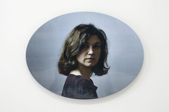 Rosemaria Rex: <i>Det er sandt, at jeg ikke forlader mit hus</i>, emalje, 65 x 49 (oval). Foto: Jerry Jakobsfeld