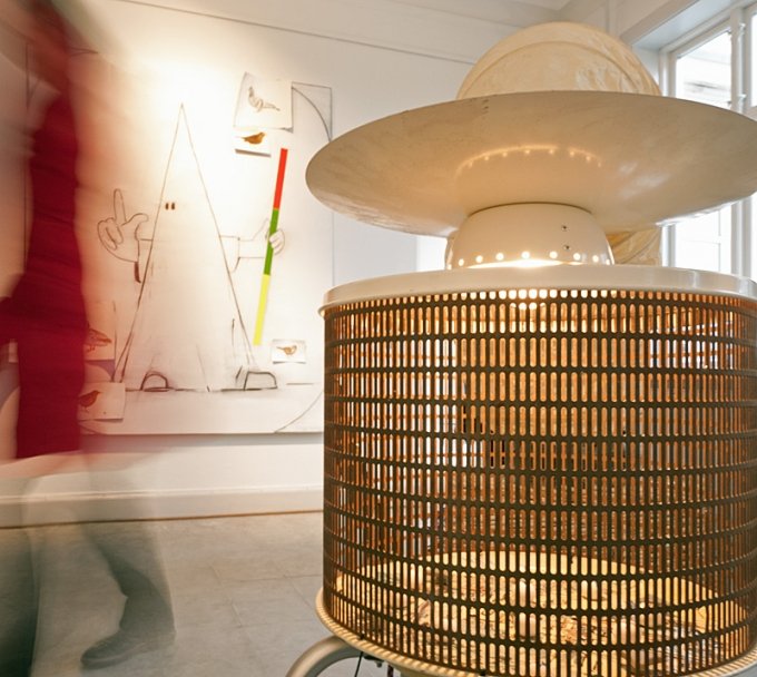 Simon Grimm: <i>Park.Teaching birds about red, yellow and green</i>, acryl, alkyd, kul på lærred, 200 x 160 (udsnit – i forgrunden et udsnit af værk af Miguel Vega Olivares: uden titel. Foto: Jerry Jakobsfeld