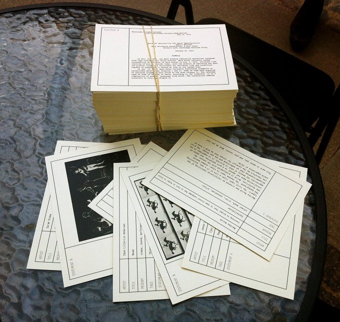 Kartotekskort udarbejdet af kuratorerne, som informationsmateriale om de enkelte kunstnere og deres værker. Foto: Aleksander Hørup