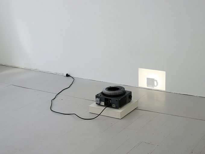Kristine Tillge Lund: <i>Study on a standard mug</i>. Foto: Malle Madsen