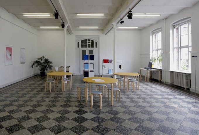 Udstillingens Bibliotek og Julie Riis Andersens <i>Potentielt arkiv og grafisk repræsentation</i>. (Foto: Anders Sune Berg)