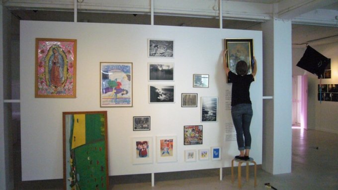 Katti Pärkson-Kull: <i>Kunst fra kvarteret</i>. Her hænger kunstneren de indtjente værker op. (Foto: Matthias Hvass Borello)