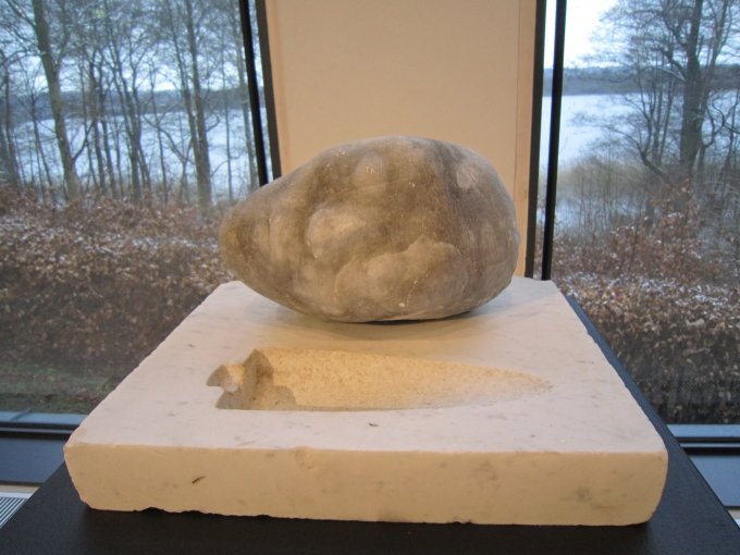 Jytte Rex <i>Johannes</i> 2003. Alabaster og marmor. Foto: Pressefoto