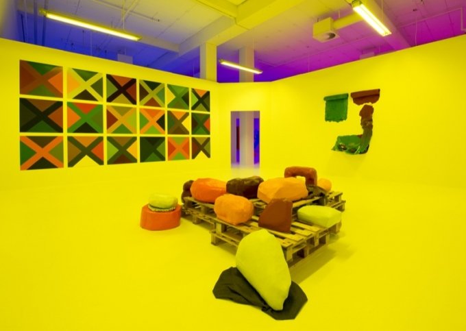 Udstillingsview. I forgrunden Milena Bonifacini, Til venstre Poul Gernes. Foto: Torben E. Meyer