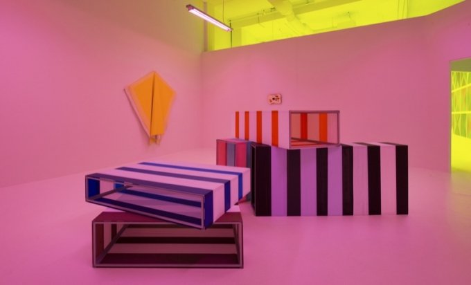 Udstillingsview. I forgrunden Ingrid Kæseler. Foto: Torben E. Meyer