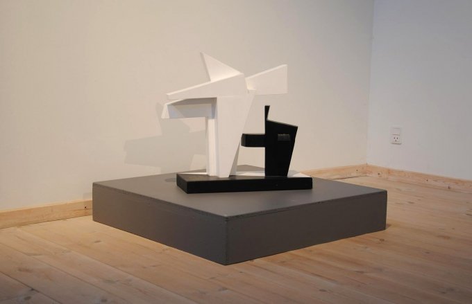 Bjarne W. Troelstrup: <i>Big Mamma</i>, 2011. Skulptur, bemalet træ, højde ca. 50 cm. På <i>Mostly Black and White</i>, Kunstpakhuset 2014. Foto: Bente Jensen