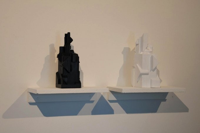 Bjarne W. Troelstrup: <i>Totem</i>, 2012. Skulpturer, bemalet træ, højde ca. 20 cm. På <i>Mostly Black and White</i>, Kunstpakhuset 2014. Foto: Bente Jensen
