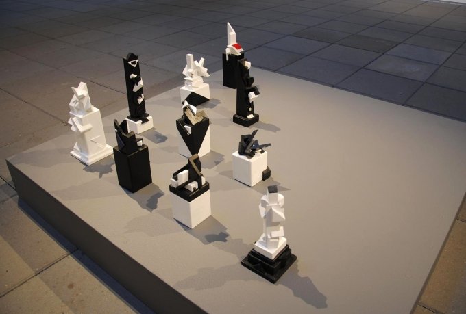 Bjarne W. Troelstrup: 10 <i>Totem</i> skulpturer, varierende størrelser, bemalet træ, 2012-13. På <i>Mostly Black and White</i>, Kunstpakhuset 2014. Foto: Bente Jensen