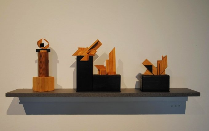 Bjarne W. Troelstrup: <i>Totem</i>, <i>Duplex</i> og <i>Totem</i>, tre objekter i træ, varierende størrelser, 2012-13. På <i>Mostly Black and White</i>, Kunspakhuset 2014. Foto: Bente Jensen