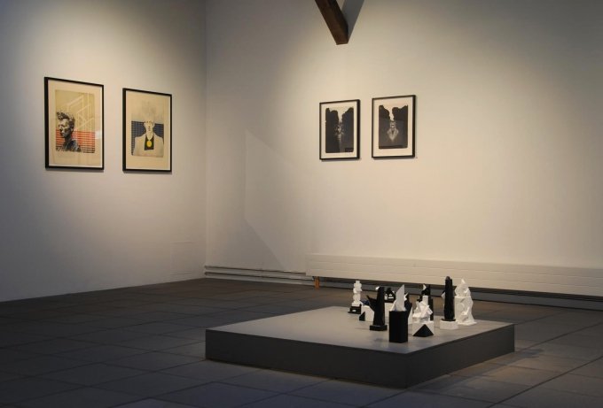 Udstillingsview, <i>Mostly Black and White</i>, Kunspakhuset 2014. Kasper Eistrup: litografier og Bjarne W. Troelstrup: skulpturer (<i>Totem</i>). Foto: Bente Jensen