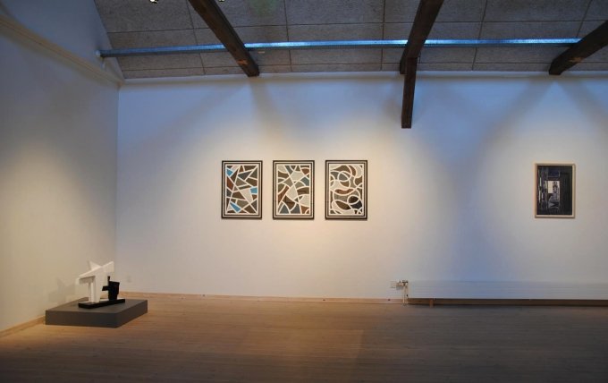 Udstillingsview, <i>Mostly Black and White</i>, Kunspkahuset 2014. Bjarne W. Troelstrup: skulptur (<i>Big Mamma</i>, 2011), Jan S. Hansen: 3 litografier (2012) og Tal R: træsnit <i>Night at hotel Oper</i>, 2012. 66 x 47 cm. Foto: Bente Jensen