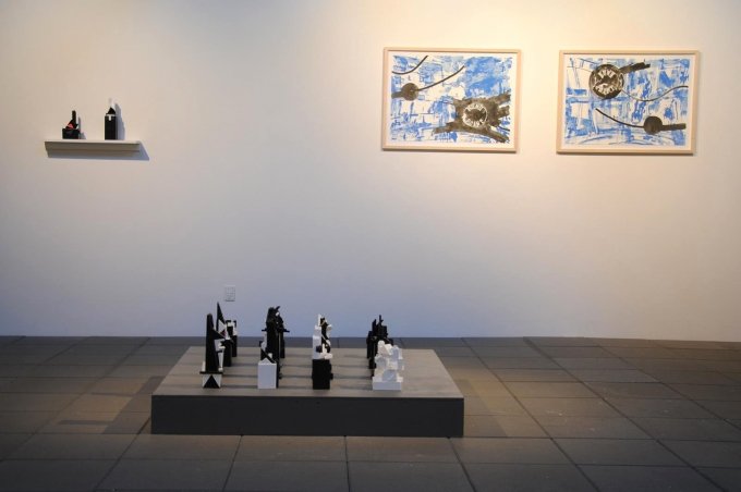 Udstillingsview, <i>Mostly Black and White</i>, Kunstpakhuset 2014. Bjarne W. Troelstrup: <i>Totem</i>. Skulpturer, varierende størrelser, bemalet træ (2012-13) og Troels Wörsel: To litografier, papirformat 54 x 76 cm. (2012). Foto: Bente Jensen