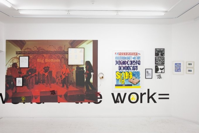 Rødt værk: <i>Big Bottom</i> (foto: Mancia/Bodmer, FBM studio). Herover: Alan Vega, Daniel Johnston, Brian DeGraw. Venstre for: Bjorn Copeland, Zven Balslev, Jad Fair, Vaginal Davis. Vægtekst, Martin Creed. Graffiti, Jim Drain. Foto: Erling Jeppesen