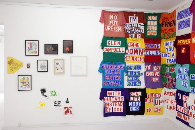 T.S Høegh, Daniel Johnston, Geraldine Swayne, Daniel Johnston, Alan Vega, Lydia Lunch, Nis Bysted, Lydia Lunch, David Byrne. T-shirts, Ross Sinclair. Grafitti, Jim Drain. Foto: Erling Jeppesen