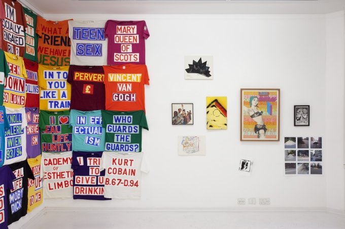 T-Shirts, Ross Sinclair. Herefter: Guy Blakeslee, T.S Høegh, Nis Bysted, Franz Beckerlee, Ian Dury, Tobias R Kirstein, Zven Balslev. Grafitti, Jim Drain. Foto: Erling Jeppesen