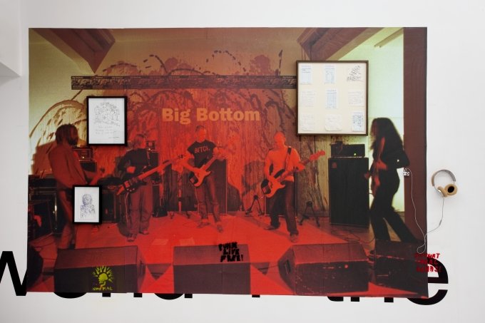 <i>Big Bottom</i> (foto: Mancia/Bodmer, FBM studio). Herover: Alan Vega, Daniel Johnston, Brian DeGraw. Vægtekst, Martin Creed. Graffiti, Jim Drain. Foto: Erling Jeppesen