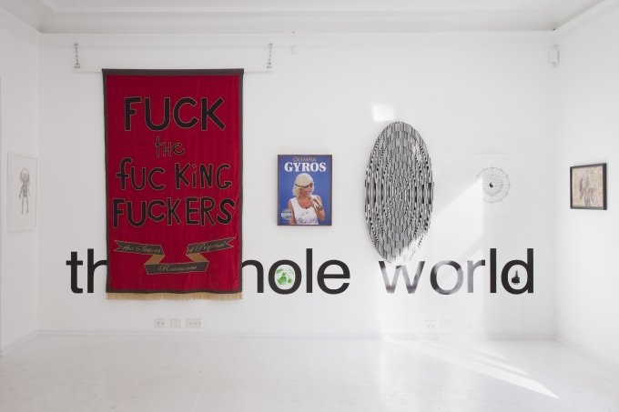 Venstre væg: Exene. Vægtekst, Martin Creed. Central væg: Miss Pokeno, Lizzi Bougatsos, Ara Petersen, Susan Stenger. Højre væg: Guy Blakeslee. Grafitti, Jim Drain. Foto: Erling Jeppesen