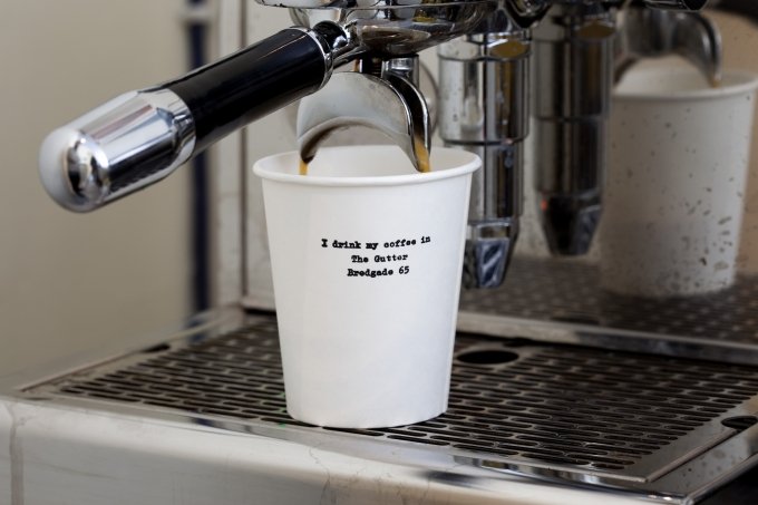 Snup en kop kaffe i <i>The Gutter - Record store for music and ephemera by artists</i>. David Risley Gallery, 2014. Foto: Erling Jeppesen