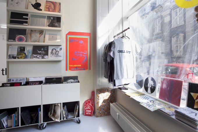 View fra <i>The Gutter - Record store for music and ephemera by artists</i>. David Risley Gallery, 2014. Foto: Erling Jeppesen