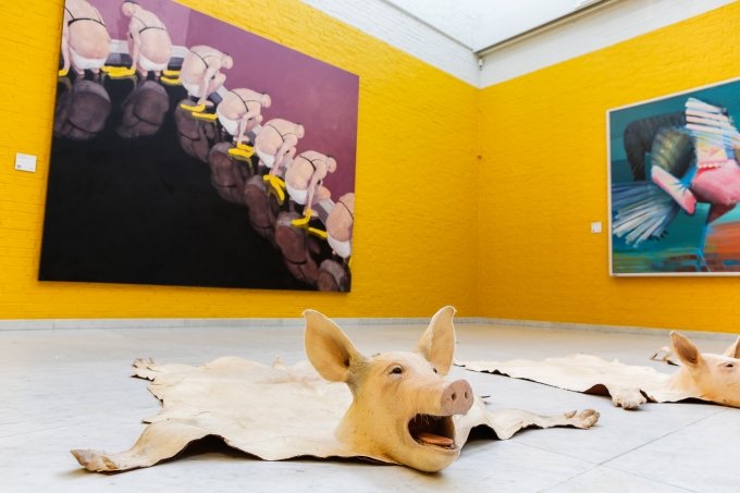 Installationsview. På gulvet værk af Hesselholdt & Mejlvang. Bagest malerier af Michael Kvium og Arne Haugen Sørensen. Foto: Niels Fabæk