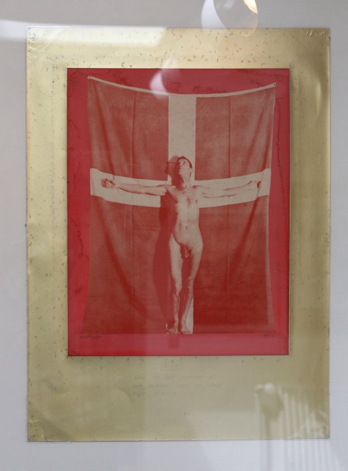 Sven Dalsgaards nøgenbillede, der skabte så megen furore på udstillingen <i>Flag Dannebrog Flag</i>. Foto: Lasse Juhl Nielsen.