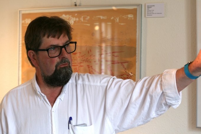 Kurator Hans Vilhelm Bang beretter. Foto: Lasse Juhl Nielsen.