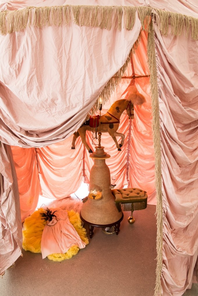 Christin Johansson: <i>Augustines Paviljong</i>. På <i>Makers of Today - Arts + Crafts II</i>, Kunsthal Nord. Foto: Niels Fabæk