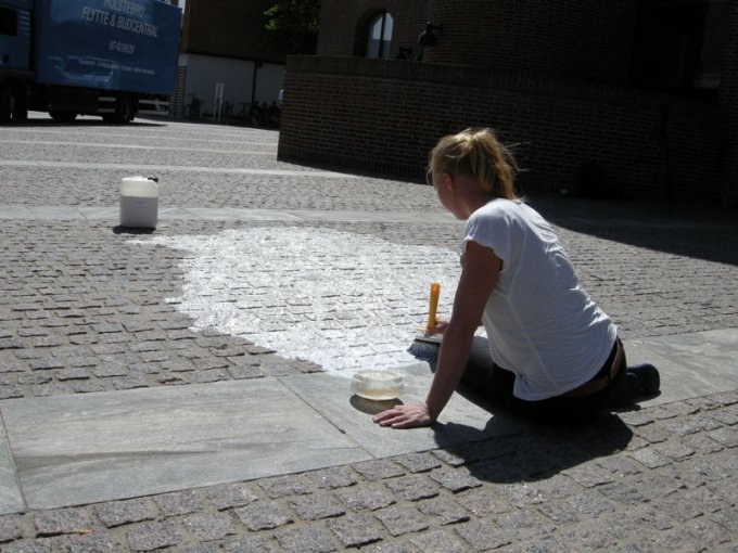 Maria Bang Espersen: Jeg giver Holstebro et ekstra lag (2014). Tidsbaseret værk, latex.