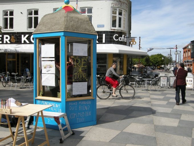 Jens&Morten, Kathrine Hede Poulsen og Gitte Lægaard: Byens Forskningsstation (2014). Pavillon ved Grædemuren og idékatalog.