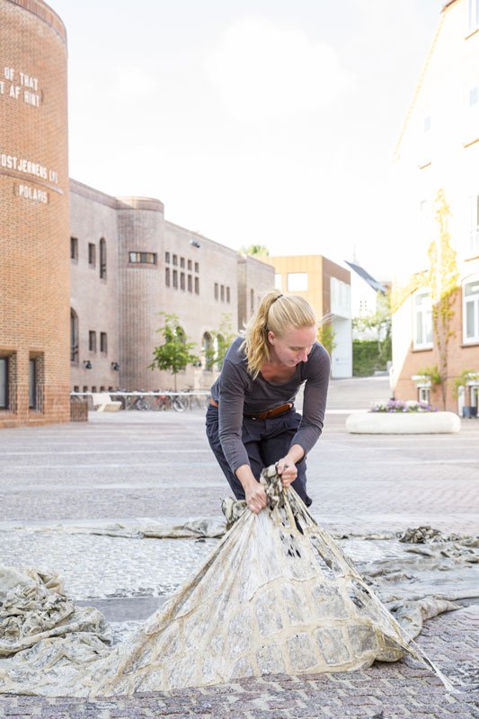 Maria Bang Espersen: Jeg giver Holstebro et ekstra lag (2014). Tidsbaseret værk, latex.