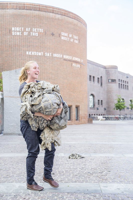 Maria Bang Espersen: Jeg giver Holstebro et ekstra lag (2014). Tidsbaseret værk, latex.