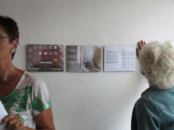 Anne Gry Skovdal: Et særligt sted (2014). Stedspecifik Installation, 2 fotografier, rutebeskrivelse.