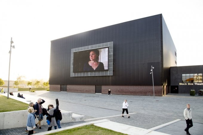 Kirstine Autzen, Jeg hørte hvert et ord (2014), Holstebro Musik Teaters storskærm.