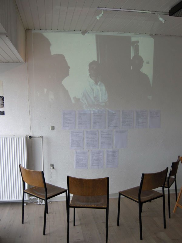 Matthias Hvass Borello: RETUR-terapi (2014). Gruppeterapi v. Ditte Brorson, 16. juni. 2014. Installation, tekst og video.