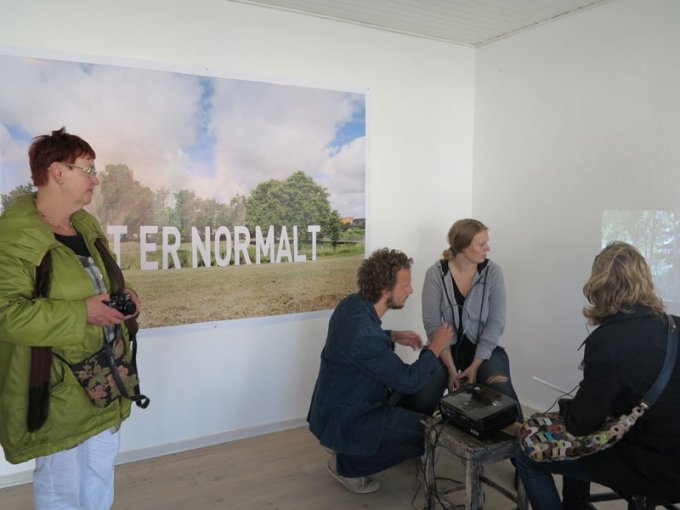 Kirstine Autzen: DET ER NORMALT (2014). Installation på Sønderbrogade + Pernille Overø (dans), Jens Balder (musik), Matthias Hvass Borello (musik), Kristian Sønderby (kamera): Hvad danser jeg om, når jeg vender retur? (2014). Dansevandring og film.