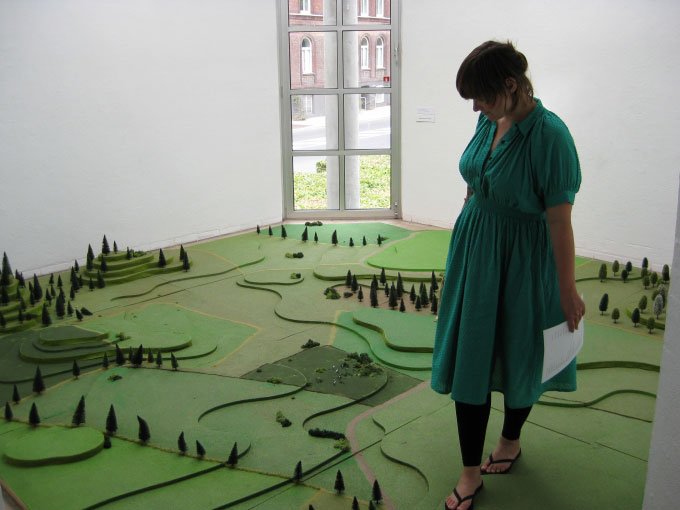 Min ledsagerske træder varsomt over det bakkede landskab. Kristian D. Mikkelsen, <i>In Some Ways We are Giants</i>, 2008. Foto: Kasper Lie.