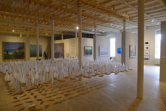 Installationsbillede: Jacob Hahimoto: <i>Armada</i>. Foto: Marianne Ager