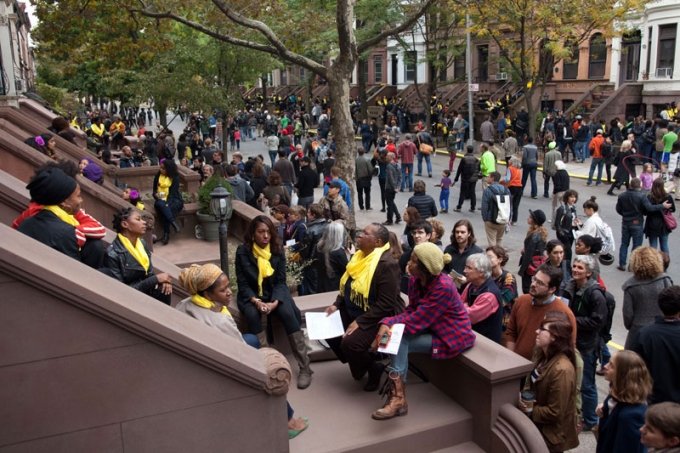 Suzanne Lacy: <i>Between the Door and the Street</i>, 2013. Foto: Nicola Goode, courtesy of Creative Time.