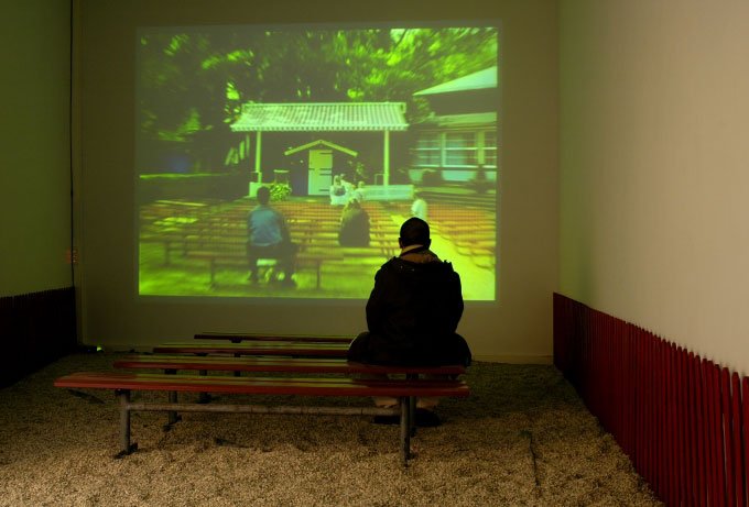 Fra installationen <i>Pjerrot optræder altid om sommeren</i>, Eric R. Fajardo, 2005. Foto: Erik Balle Poulsen