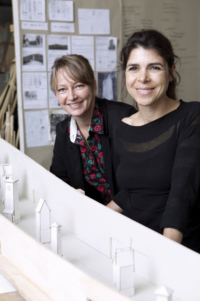 Randi & Katrine foran en model af ARKENs Kunstakse, 2014. Foto: Sine Nielsen