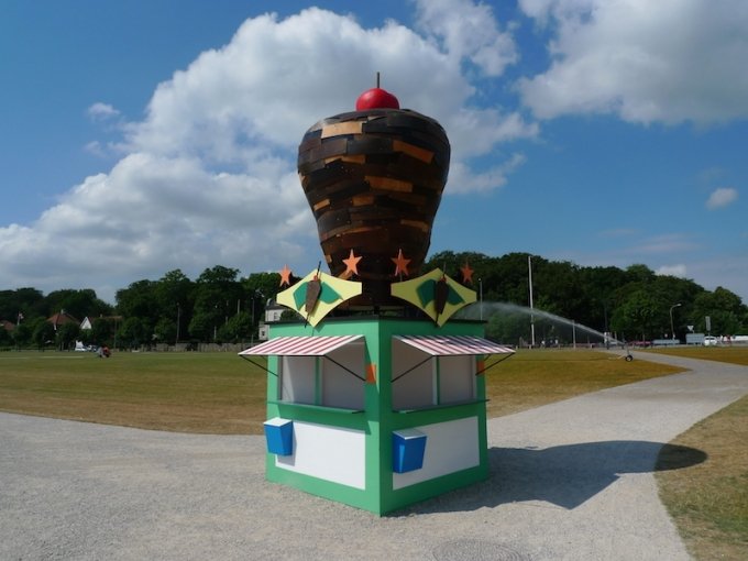 Randi & Katrine: <i>Shawarma House</i>, 2009. Sculpture by the Sea, Aarhus 2009. Foto: Randi & Katrine