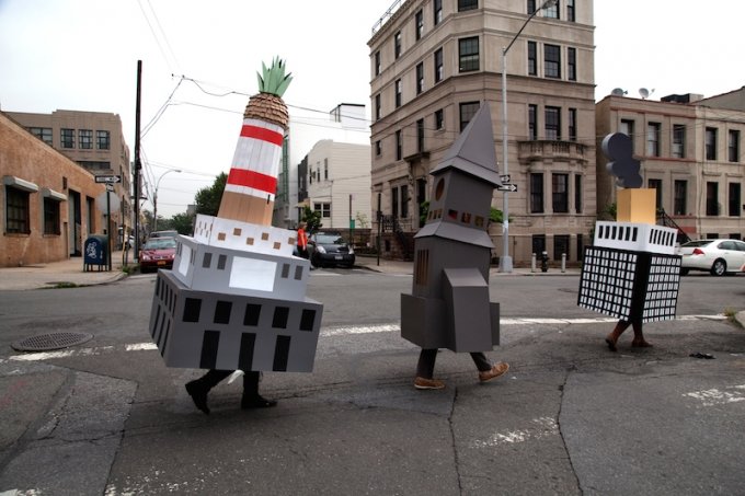 Randi & Katrine: <i>Building Parade</i>, Long Island City, New York, maj 2012. Foto: Alison Nguyen. Paraden var afslutningen på udstillingen <i>The Tourist Gaze</i> på Flux Factory, NY 2012