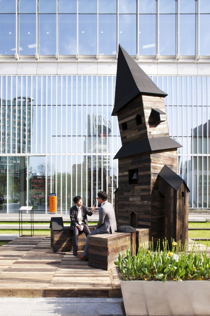 Randi & Katrine: <i>Towerman</i>, 2012. Skulptur i det offentlige rum i Hanbit Media Park, Seoul, Sydkorea. I forbindelse med udstillingen Nordic Day afholdt af Korea Foundation og kurateret af Bora Hong, Factory Gallery. Foto: Chin Hyosook