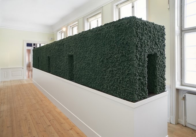 Randi & Katrine: <i>Hedge</i>, 2013. Fra udstillingen <i>The Clam Box - Come Back to Pleasure</i> på Gl Holtegaard 2013. Foto: Jan Søndergaard